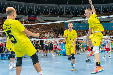 Wielka nagroda dla zwycięzców Ogólnopolskich Mistrzostw w Minisiatkówce o Puchar Kinder Joy of Moving. Na koniec wspaniały dzień w Spodku