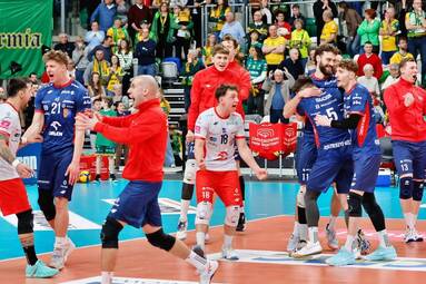 Sensacja czy niespodzianka? ZAKSA wygrywa mecz z Aluronem CMC Wartą i jest bliżej półfinału PlusLigi [WIDEO]